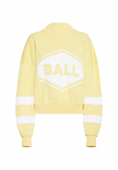 Gul cropped sweatshirt med et stort hvidt "BALL" logo på fronten og hvide stribede detaljer på ærmerne. Blød stoftekstur.