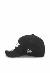 Schwarze Baseballmütze aus Stoff, mit einem weißen Logo auf der Vorderseite und einem kleinen weißen Akzent an der Seite. Gebogener Schirm, strukturierte Passform.