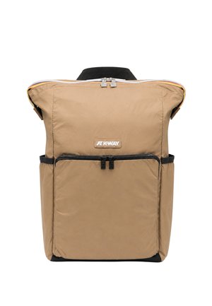 Zaino rettangolare beige con tasca frontale con cerniera nera, tasche laterali, manico nero e logo K-Way centrato davanti.