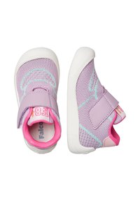 Chaussures en maille violette avec une semelle en caoutchouc blanche, dotées d'une sangle velcro et d'accents roses. Design léger avec un matériau respirant.