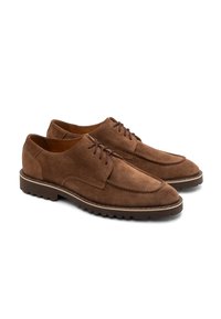 Braune Wildlederschuhe mit einer strukturierten Oberfläche, runder Spitze und zweilochigem Schnürdesign. Verfügt über eine kontrastierende Sohle mit Rillen.