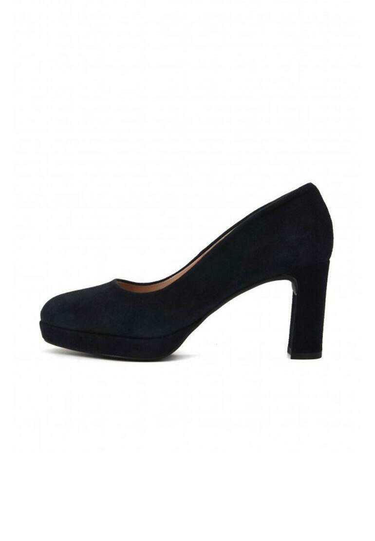 Décolleté nera in suede con punta arrotondata, una piattaforma frontale e un tacco a blocco, caratterizzata da una texture liscia e linee pulite.
