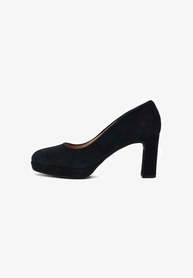 Décolleté nera in suede con punta arrotondata, una piattaforma frontale e un tacco a blocco, caratterizzata da una texture liscia e linee pulite.