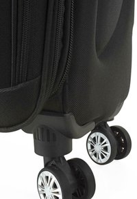 Maleta negra con ruedas, de tela texturizada, doble cremallera y dos ruedas plateadas con un diseño de cinco radios para estabilidad y movilidad.