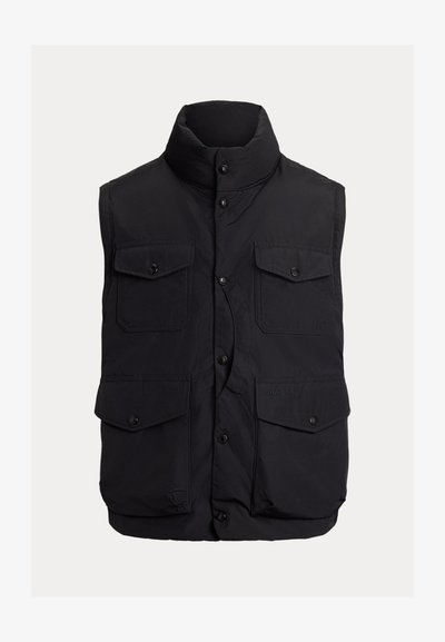 Melna puffa veste ar augstu apkakli, četri priekšējie kabatas, pogu aizdare un izšūti detaļas. Materiāls ir gluds uz tausti.