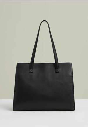 Zwarte leren schoudertas met een hoge, platte vorm en gladde textuur. Beschikt over lange handvatten en een minimalistisch ontwerp zonder zichtbare hardware.