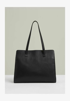 Zwarte leren schoudertas met een hoge, platte vorm en gladde textuur. Beschikt over lange handvatten en een minimalistisch ontwerp zonder zichtbare hardware.