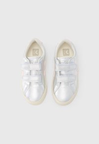 Ασημί μεταλλικά αθλητικά παπούτσια με ροζ λεπτομέρειες, δύο λουράκια με βέλκρο και υφή στην  επιφάνεια. Σχεδιασμένα για άνεση και στυλ, με λεία επιφάνεια.