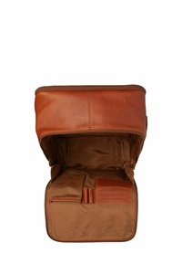 Sac en cuir brun avec une fermeture éclair. L'intérieur présente une doublure en tissu lisse, des emplacements pour cartes et un motif matelassé sur les côtés.