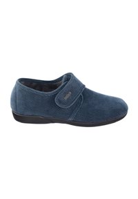 Zapatilla de terciopelo azul con una correa de velcro, punta redondeada, suave forro interior y suela de goma negra para una mejor tracción.