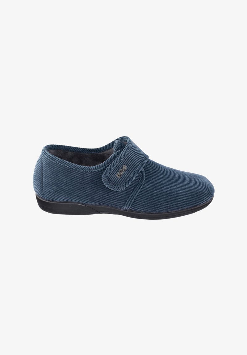 Zapatilla de terciopelo azul con una correa de velcro, punta redondeada, suave forro interior y suela de goma negra para una mejor tracción.