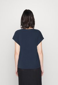 T-shirt blu navy a maniche corte con collo rotondo. Realizzato in morbido cotone, presenta un design semplice con una vestibilità comoda.