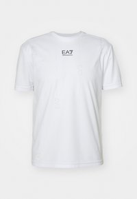 Camiseta blanca de manga corta hecha de tela suave con escote redondo. Presenta el logotipo "EA7" en negro en el frente y patrones de logotipo sutiles.
