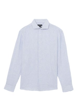 Camisa azul claro de manga larga con botones, con finas rayas verticales blancas y cuello clásico, colocada plana sobre un fondo blanco.