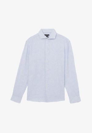 Camicia azzurra chiaro a maniche lunghe con bottoni, sottili righe bianche verticali e colletto classico, distesa su uno sfondo bianco.