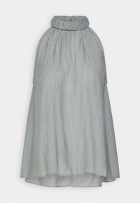 Robe sans manches gris clair avec un col montant froncé et un motif texturé vertical subtil.