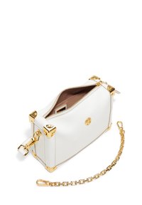 Borsa a mano in pelle bianca con finiture in oro, chiusura a zip, angoli squadrati e tracolla in catena dorata removibile. Interno beige.