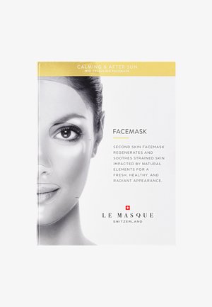 Il packaging della maschera facciale in bio-cellulosa presenta un'immagine facciale in scala di grigi, accenti dorati e testo che evidenzia le sue proprietà lenitive e rigeneranti.