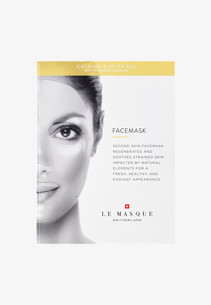 Il packaging della maschera facciale in bio-cellulosa presenta un'immagine facciale in scala di grigi, accenti dorati e testo che evidenzia le sue proprietà lenitive e rigeneranti.