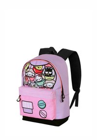 Mochila con tejido rosa y lavanda, que presenta un estampado de personajes de dibujos animados en la parte frontal, y un bolsillo frontal inferior con detalles de diseño geométrico.
