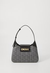 Mustakudottu ja harmaa olkalaukku, jossa on kaareva kahva. Laukussa on litteä musta paneeli ja kultainen "DKNY" logo edessä.