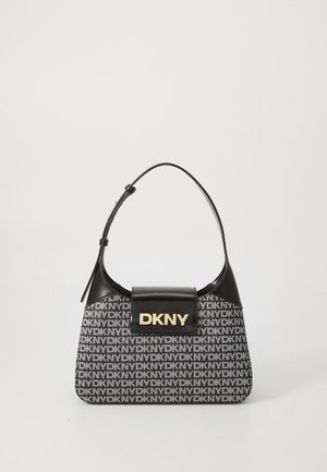Svart og grå mønstret skulderveske med en buet håndtak, har et flatt svart panel og gull "DKNY"-logo på forsiden.
