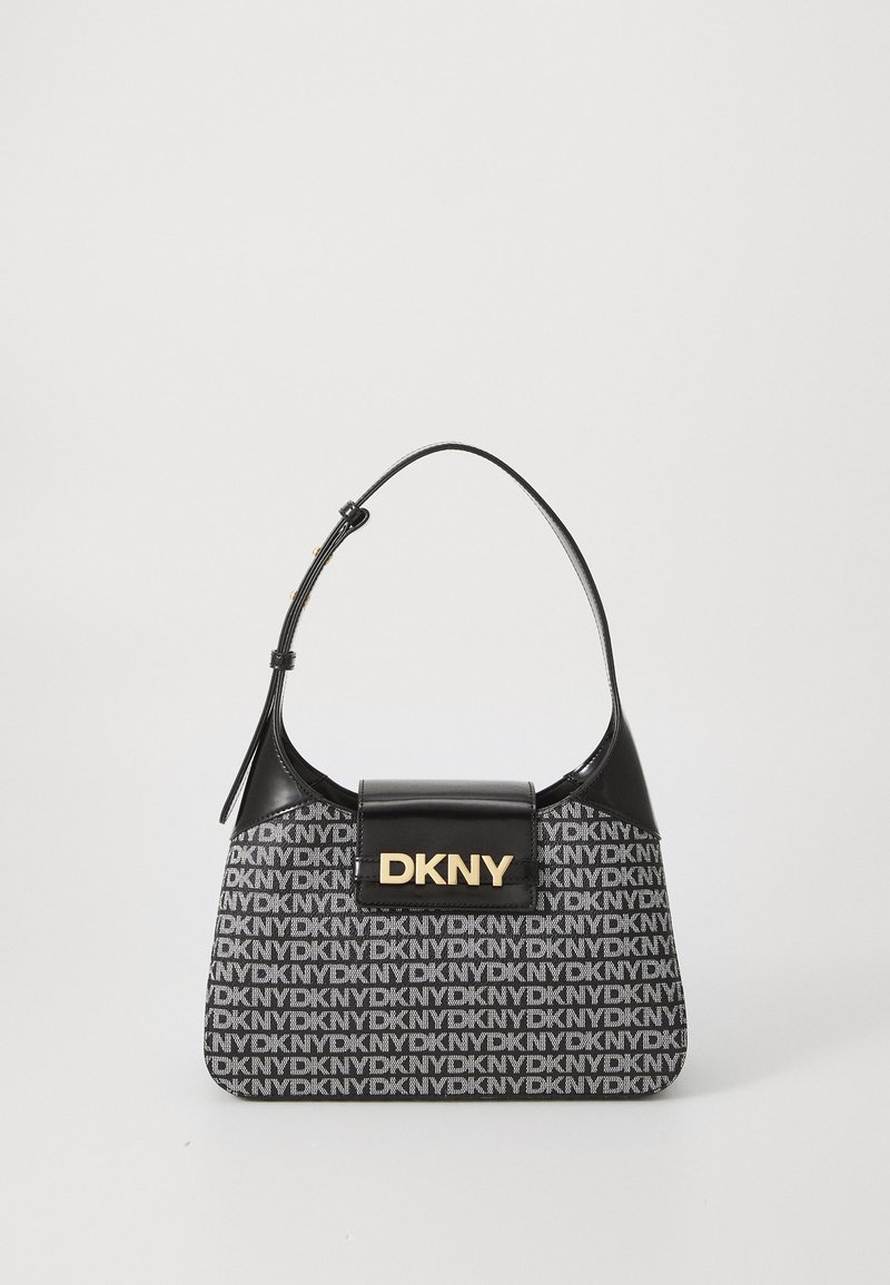 Svart og grå mønstret skulderveske med en buet håndtak, har et flatt svart panel og gull "DKNY"-logo på forsiden.