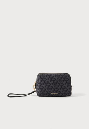 Pochette rectangulaire noire Michael Kors avec motif répétitif "MK", fermeture éclair dorée et sangle amovible sur fond blanc.
