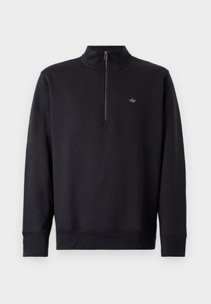 Sweatshirt preto com gola alta e fecho de 1/4. Apresenta mangas longas e um logo discreto no peito. Tecido de textura suave.