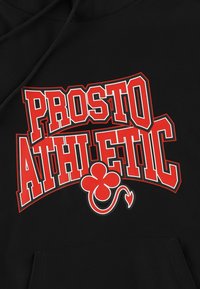 Czarna bluza z kapturem z wyraźnie widocznym czerwono-białym grafiką, na której widnieje napis „PROSTO ATHLETIC”, z czerwonym wzorem koniczyny i kręconymi akcentami.