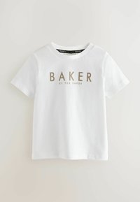 Valge puuvillane T-särk, millel on ümmargune kaelus, lühikesed varrukad ja "BAKER BY TED BAKER" kuldsete tähtedega prinditud. Sile tekstuur ja standardsuurus.