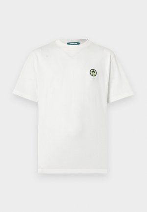 Λευκό κοντομάνικο T-shirt με στρογγυλή λαιμόκοψη και μικρό πράσινο και μαύρο λογότυπο γελαστής φατσούλας στο αριστερό στήθος.