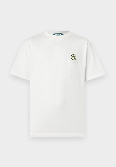 Λευκό κοντομάνικο T-shirt με στρογγυλή λαιμόκοψη και μικρό πράσινο και μαύρο λογότυπο γελαστής φατσούλας στο αριστερό στήθος.