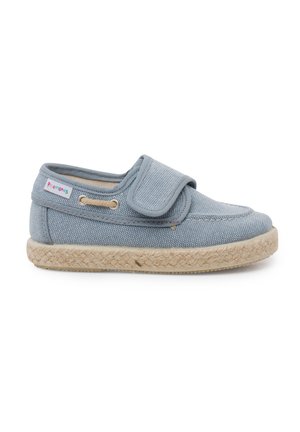 Blaue Stoffschuhe mit einem Klettverschluss, runder Zehenpartie und Jutesohle. Textiloberseite mit seitlichem Detail und Logoplatte.