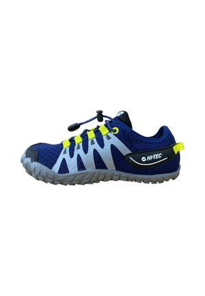 Zapatilla deportiva de color azul marino con parte superior de malla, acentos amarillos y un sistema de cordones con cierre de toggle. Presenta un patrón de olas blancas y una suela de goma texturizada.