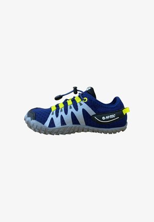Zapatilla deportiva de color azul marino con parte superior de malla, acentos amarillos y un sistema de cordones con cierre de toggle. Presenta un patrón de olas blancas y una suela de goma texturizada.