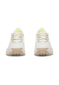 Svjetleće tenisice svijetle boje s teksturiranim dizajnom, žutim detaljima i uzorkovanom gaznom površinom. Imaju vezice i podstavljen jezik za udobnost.