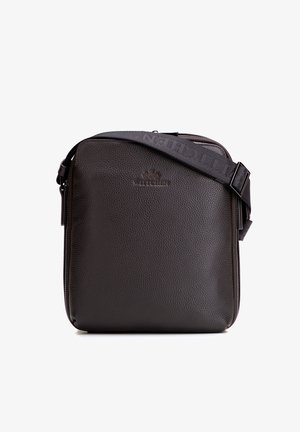 Bolso bandolera de cuero texturizado marrón oscuro con correa ajustable y cierre de cremallera, con la marca "Wittchen" grabada en el frente.