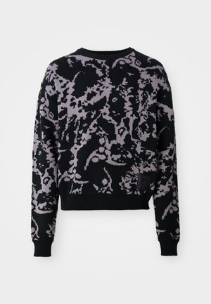 Pull en tricot avec une base noire et un motif abstrait violet. Il a des manches longues, un col rond et un ourlet et des poignets côtelés.