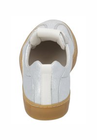 Baskets blanches avec une finition métallique texturée, un embout rond, une bande accent blanche et une semelle en gomme. Dispose d'un col rembourré.