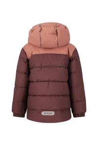 En pufferjakke i mørkebrun og blush pink, med hætte, vandret quiltet design, elastiske manchetter og et sølvlogo som accent.
