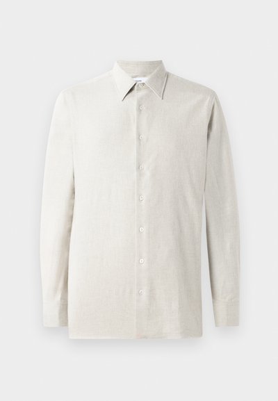 Camicia a maniche lunghe beige chiaro in lino, con colletto a punta, chiusura frontale a bottoni e una superficie liscia e delicata.