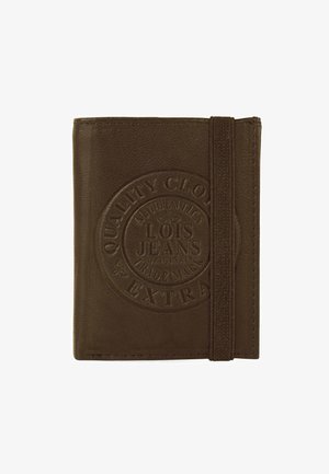 Billetera de cuero marrón con diseño de logo grabado y cierre de banda elástica. Textura suave con forma rectangular compacta.