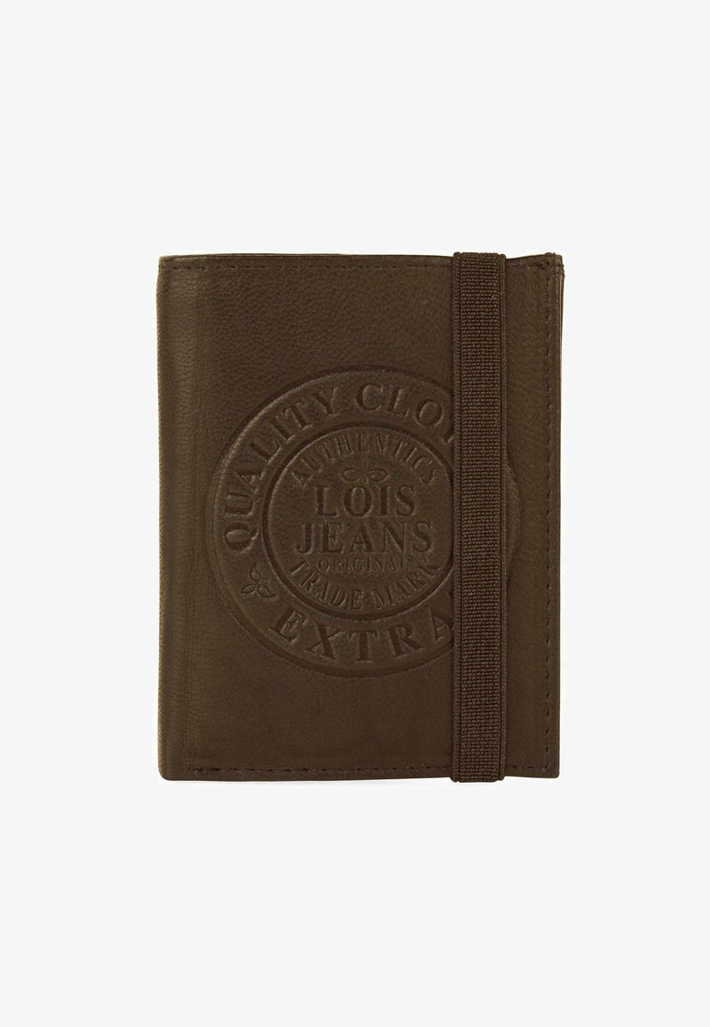 Billetera de cuero marrón con diseño de logo grabado y cierre de banda elástica. Textura suave con forma rectangular compacta.