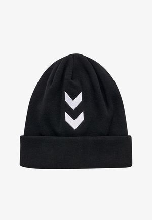 Schwarze Strickmütze mit umgeschlagenem Saum, der auf der Vorderseite ein weißes, gesticktes Chevron-Muster aufweist. Weiche Textur mit enger Passform.