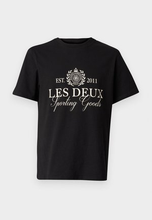 Svart bomull T-skjorte med rund hals, med hvit trykket tekst: "LES DEUX Sporting Goods" og en logo med laurbær-akenter.