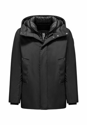 Giacca nera isolata con zip e chiusura a scatto, cappuccio regolabile, due tasche frontali e un tessuto liscio e testurizzato.