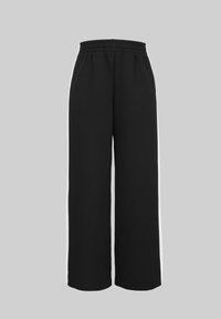 Pantalon noir à jambes larges avec une taille élastique et des bandes blanches courant le long des côtés extérieurs de chaque jambe.