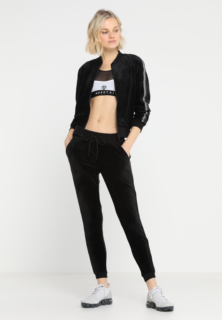 Hunkemöller SLIM PANT VELOUR Joggebukse blacksvart Hunkemöller SLIM PANT VELOUR Joggebukse blacksvart