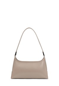 Sac en cuir beige avec une silhouette courbée, une bandoulière unique et des accents en métal argenté. Texture lisse et design minimaliste.